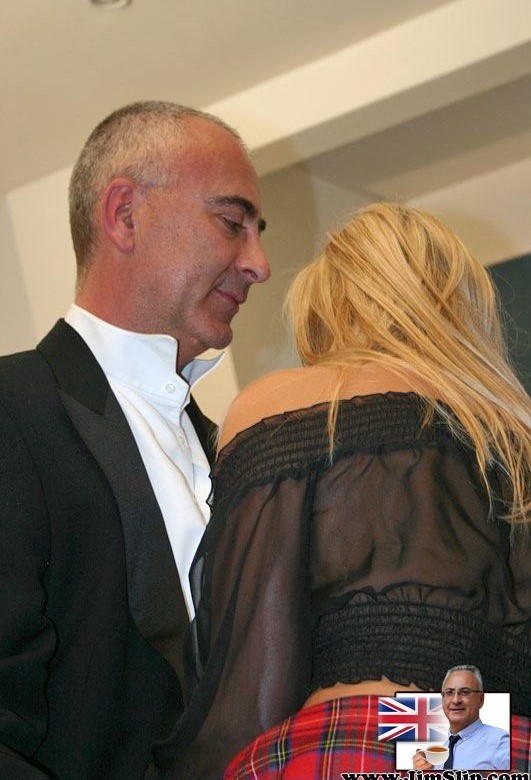 Грудастая блондинка милфа Шантель в наряде школьницы трахается с уродливым толстым парнем