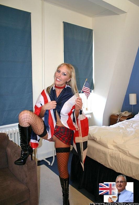 Грудастая блондинка милфа Шантель в наряде школьницы трахается с уродливым толстым парнем