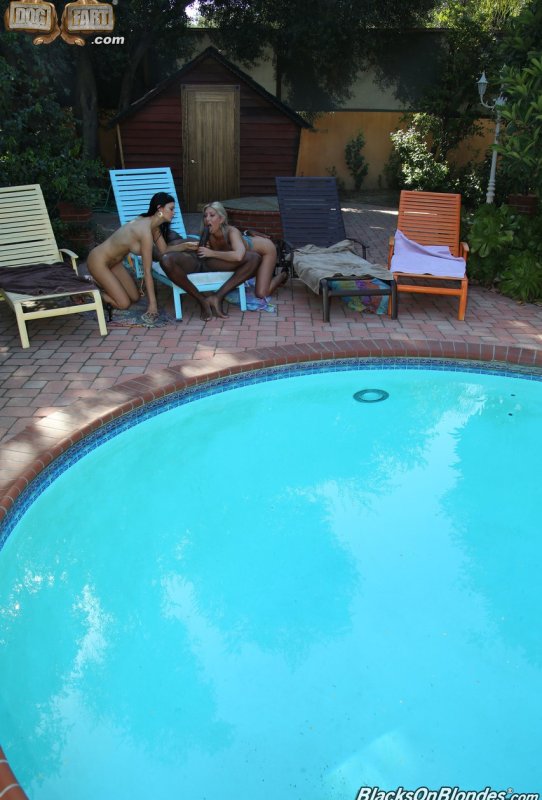 Возбужденные британские мамочки Жасмин Дже и Лекси Лоу делят черный шест у бассейна