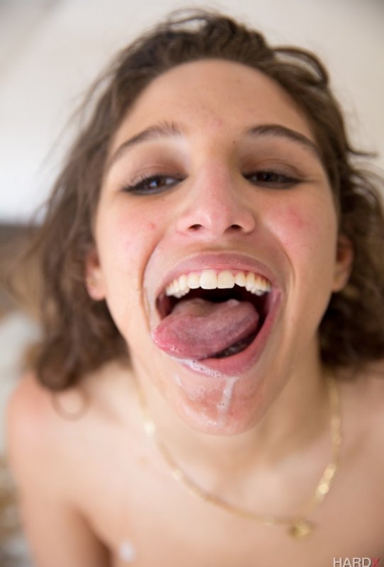 У Абеллы Дэнджер тугая киска, но ебарь хочет просверлить сучке задницу