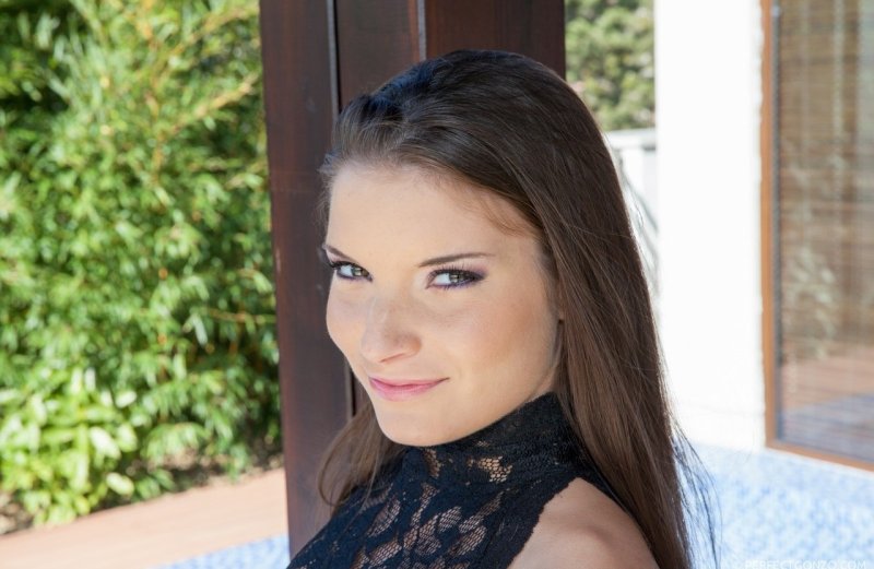 Сладкую молоденькую Аниту Беллини трахают в жопу, одновременно отсасывая член