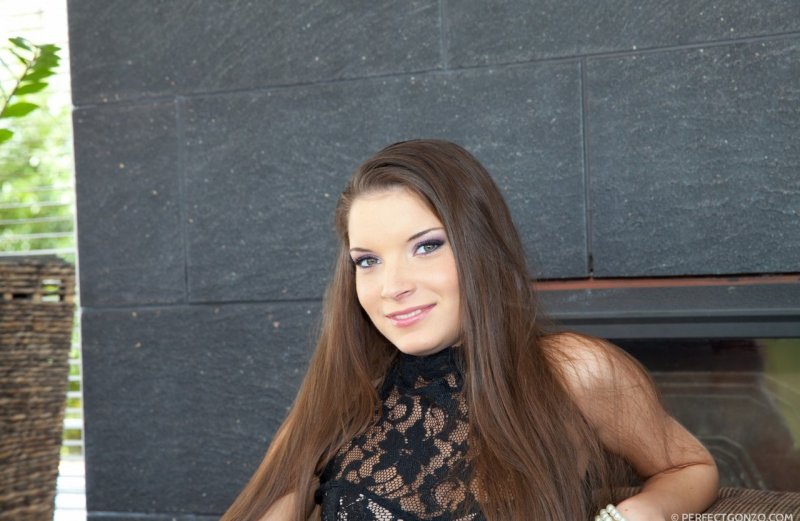 Сладкую молоденькую Аниту Беллини трахают в жопу, одновременно отсасывая член