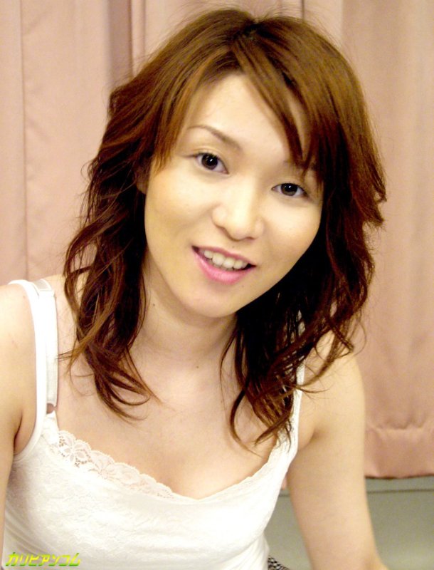 Японская милашка Юуна Сузаки трахает свою супер волосатую вульву втроем