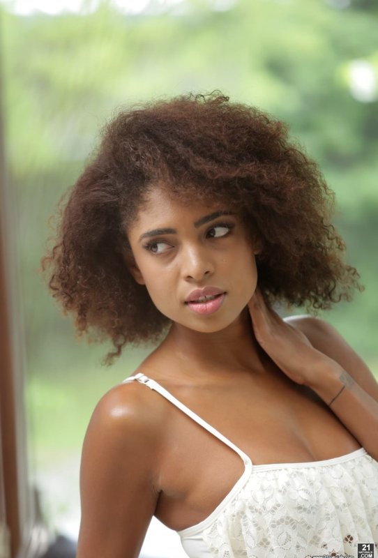 Миниатюрная бразильская красотка Луна Корасон получает толстый член в свою задницу