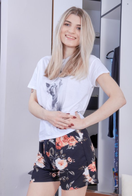 Европейская молоденькая Монро Фокс принимает толстый член в свою заднюю дырочку после раздевания