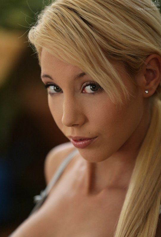 Французская красотка Кимбер Делис наслаждается Би-би-си и трахается в жопу на диване