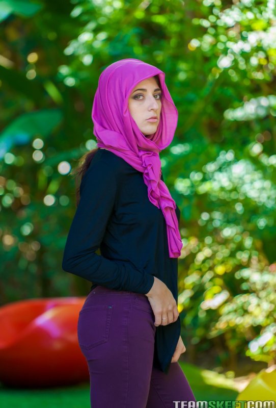 Красивая Никки Найтли обнажает свою упругую попку и получает анальный трах в горячем виде от первого лица