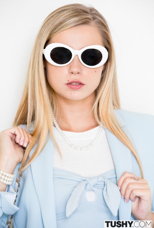 Восхитительная молоденькая модель Каролина Свитс раздвигает свою попку и получает по ней трамбовку