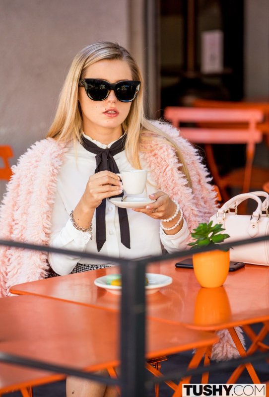 Восхитительная молоденькая модель Каролина Свитс раздвигает свою попку и получает по ней трамбовку