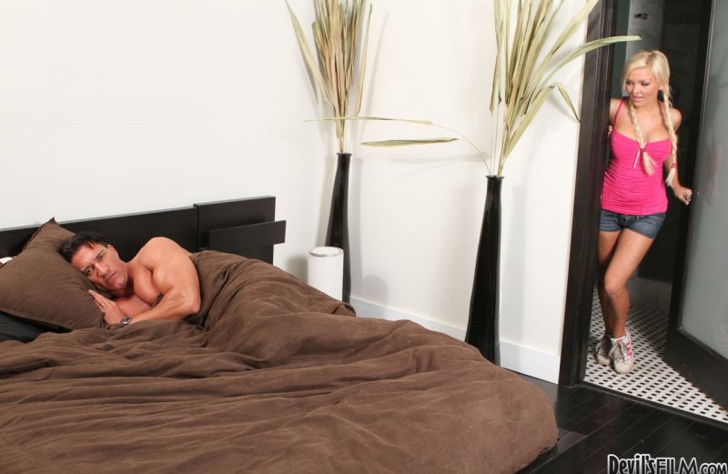 Сексуальная няня Дженна Лавли будит Марко Бандераса и удивляет аналом