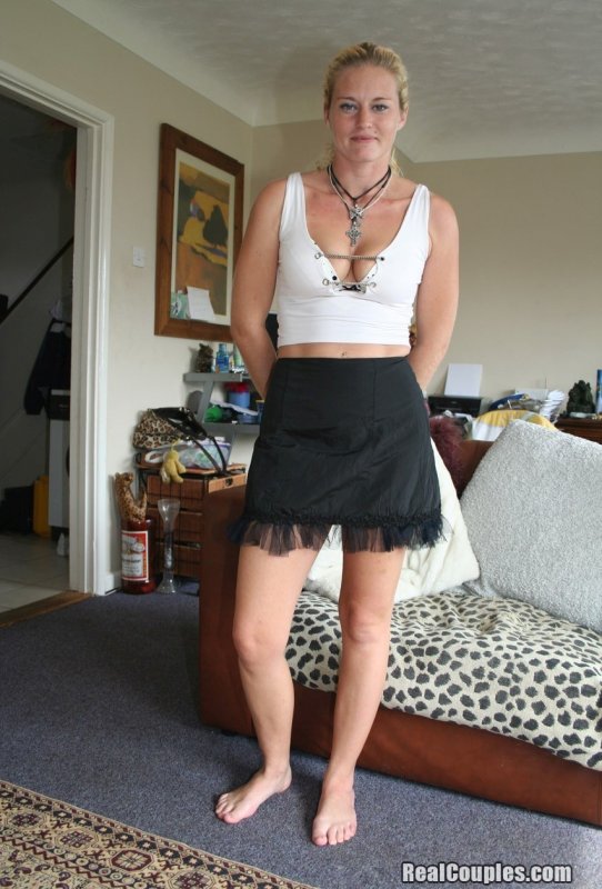 Подружка-блондинка Лиза Р раздевается и получает жесткий трах на диване