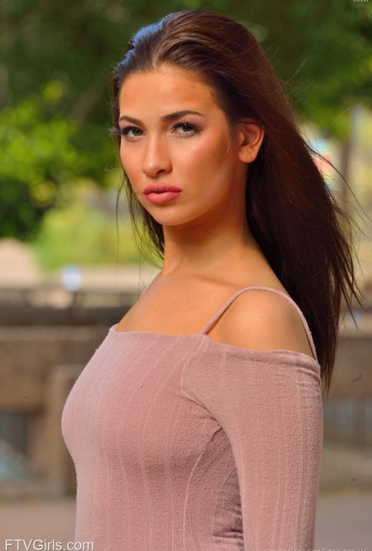 Чувственная брюнетка Оливия приподнимает свое платье и ласкает свою анальную дырочку на публике