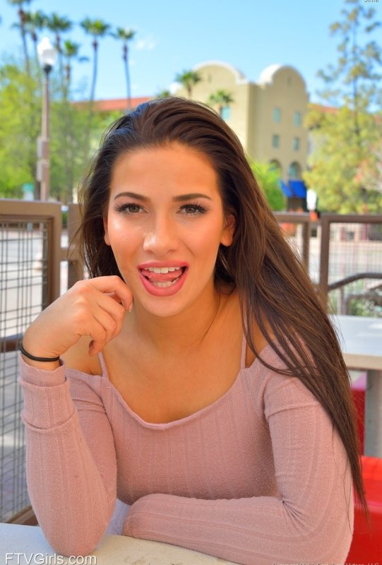 Чувственная брюнетка Оливия приподнимает свое платье и ласкает свою анальную дырочку на публике