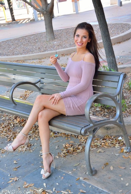 Чувственная брюнетка Оливия приподнимает свое платье и ласкает свою анальную дырочку на публике