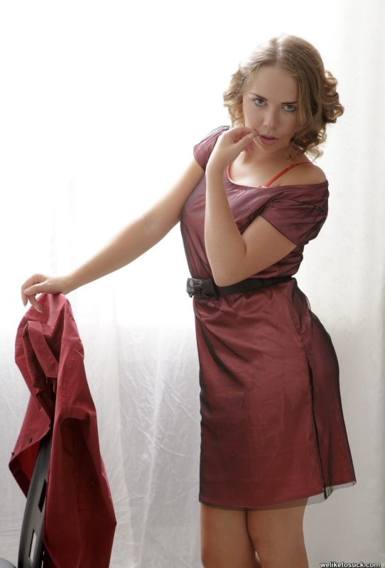 Симпатичная красотка с горячей попкой Диана Дали трахается с двумя теплыми стержнями