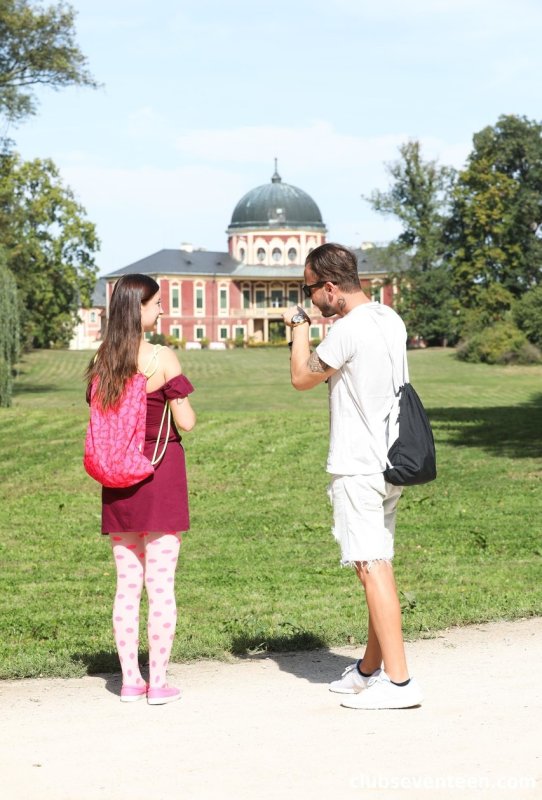 Молодую европейку с маленькими сиськами Тейлор Кристал раздевают и трахают на открытом воздухе