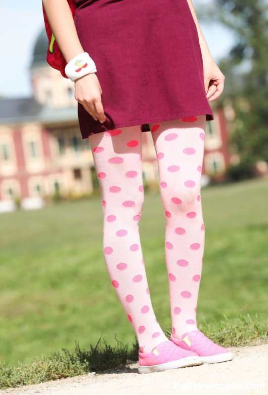 Молодую европейку с маленькими сиськами Тейлор Кристал раздевают и трахают на открытом воздухе