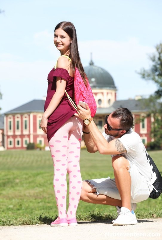 Молодую европейку с маленькими сиськами Тейлор Кристал раздевают и трахают на открытом воздухе