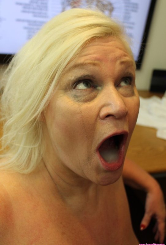 55-летний доктор Лейси Старр соблазняет пациентку трахнуть ее тугую попку