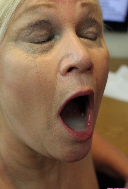 55-летний доктор Лейси Старр соблазняет пациентку трахнуть ее тугую попку