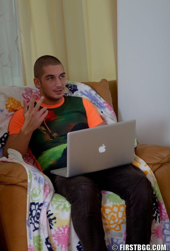 Европейские соседки по комнате Дори и Мила делят жесткий стояк в своей комнате