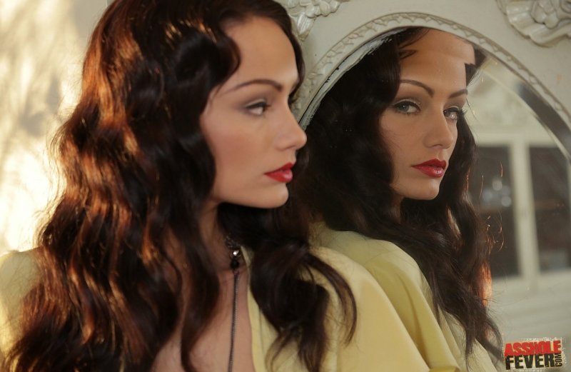 Богатая венгерская милфа Софи Линкс получает горячий римминг и анальный трах от своего водителя