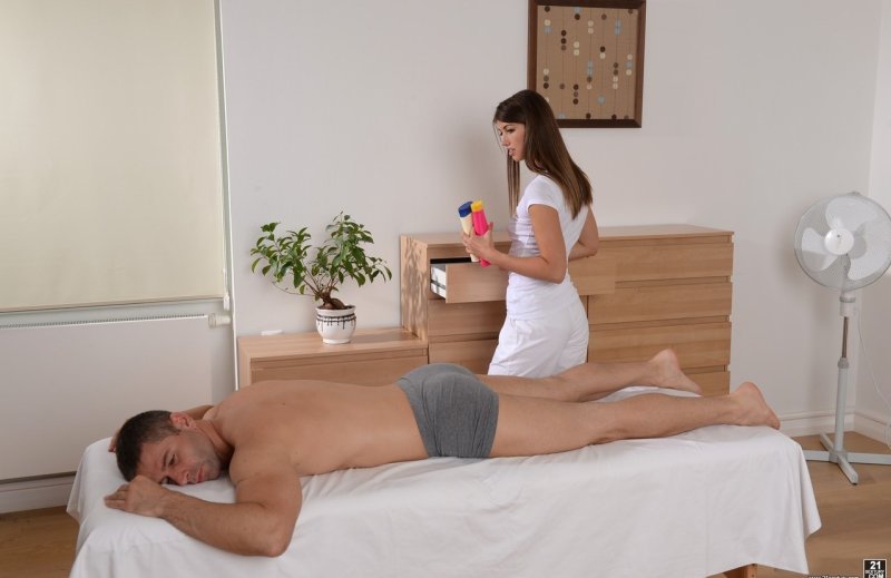 Симпатичная брюнетка массажистка набивает свою тугую анальную дырочку на массажном столе