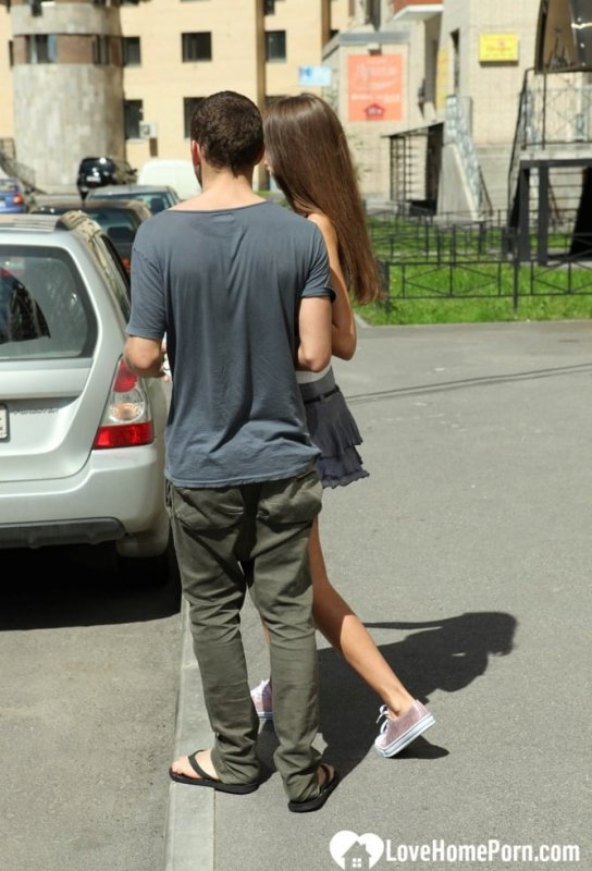 Растерянная брюнетка с большим клитором трахается в свою горячую задницу с услужливым незнакомцем