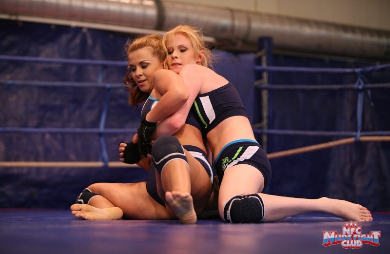 Подростки Элис Кинг и Дайкири заканчивают тем, что лижут друг другу киски после драки