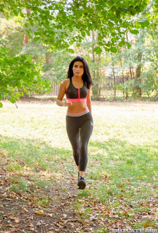 Брюнетка европейская красотка Николь Блэк обнажает свое горячее тело перед анальным сексом