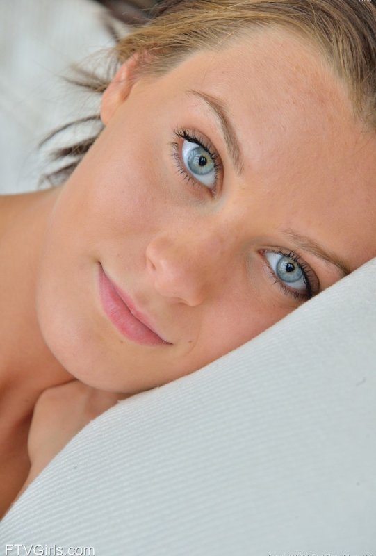 Великолепная Лана Роудс втыкает фломастеры в обе свои дырочки на кровати