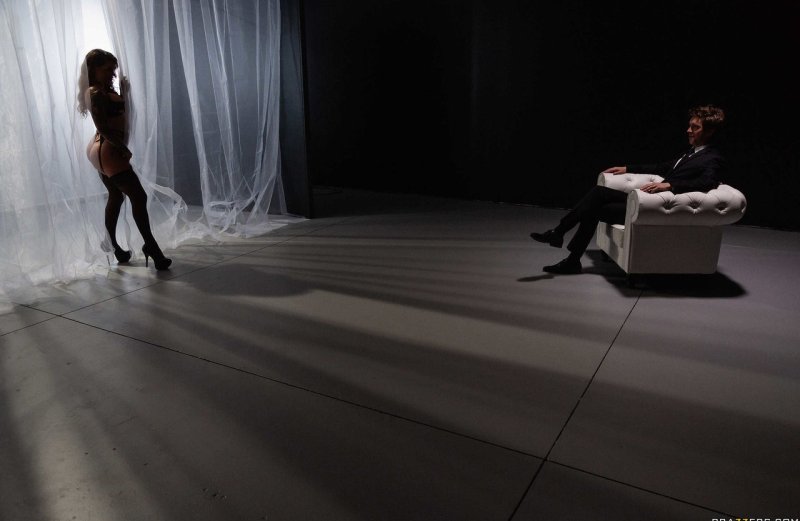 Грудастая татуированная шлюха Кармен Карма получает разрушение своего ануса от Маркуса Дюпре