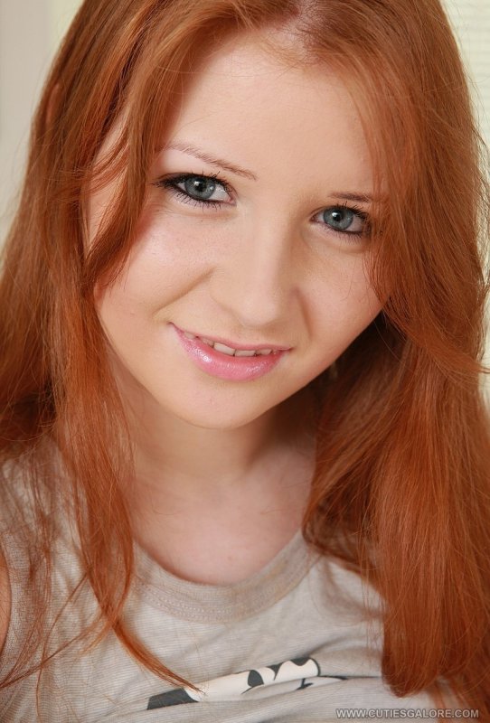 Невинная рыжеволосая Джесс показывает свои большие сиськи и мастурбирует дилдо