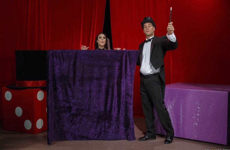 Пышная Анжела Уайт с большими сиськами трахается в анал с фокусником Рамоном