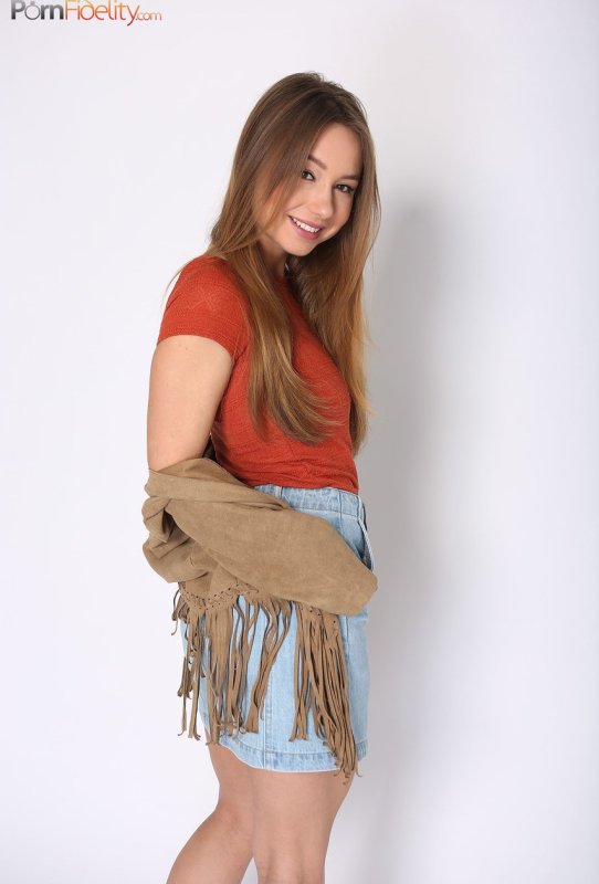 Очаровательная девочка-подросток Тейлор Сэндс обнажает свои сиськи и получает член в свою задницу